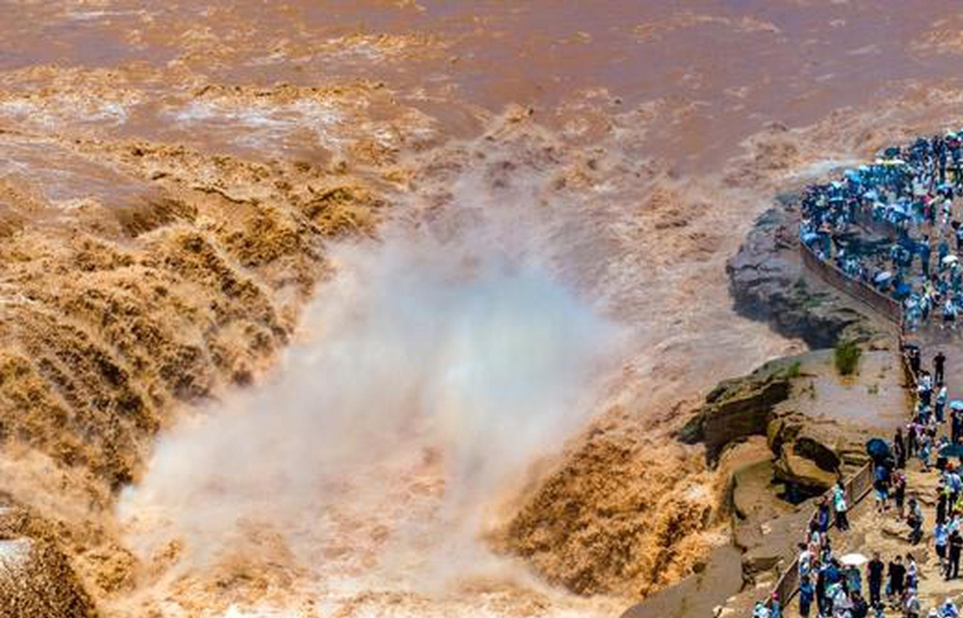 People visit Hukou Waterfall on Yellow River in N China's Shanxi